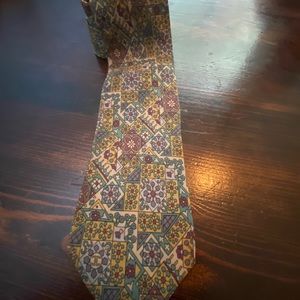 Lovely neutral colours gorgeous tie.